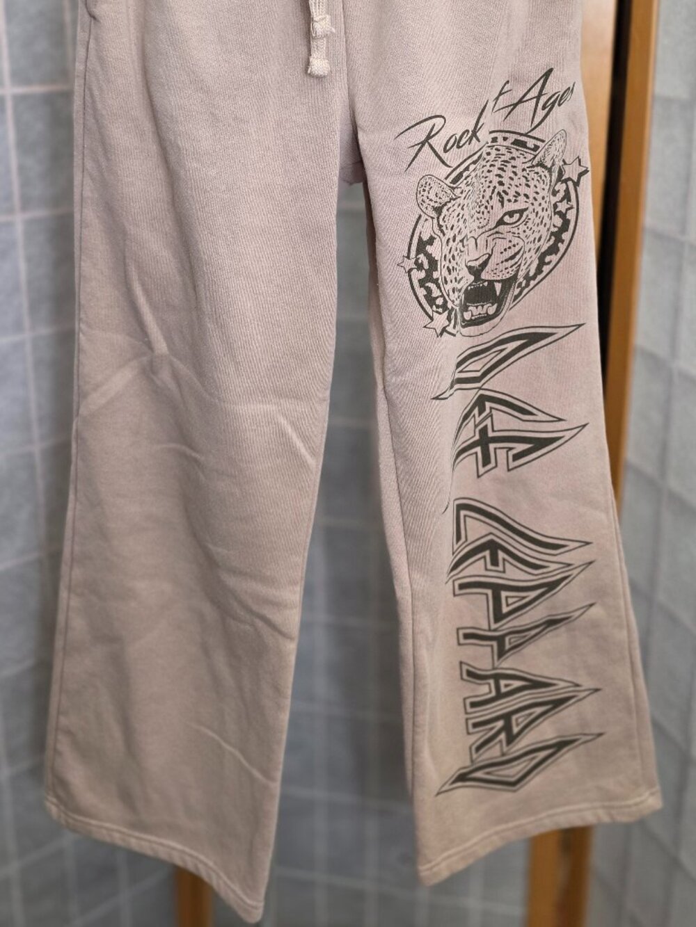 NWOT Def Leppard Rock of Ages Graphic Sweatpants - Small - Picture 2 of 5